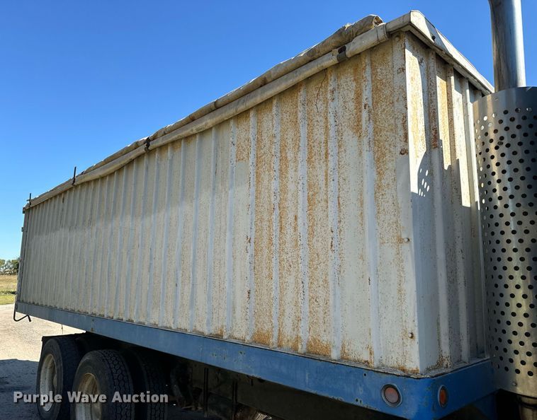 image for item MV9224 1972 Peterbilt  352 ST grain truck