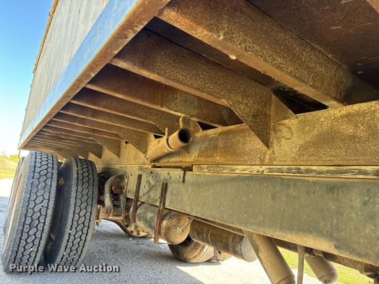 image for item MV9224 1972 Peterbilt  352 ST grain truck