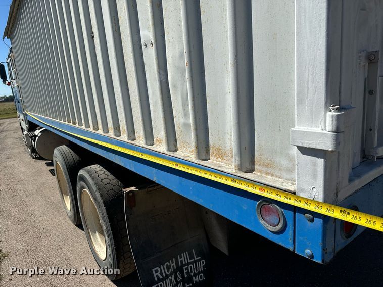 image for item MV9224 1972 Peterbilt  352 ST grain truck