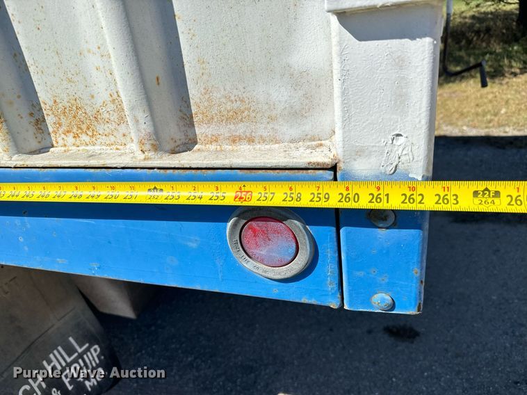 image for item MV9224 1972 Peterbilt  352 ST grain truck