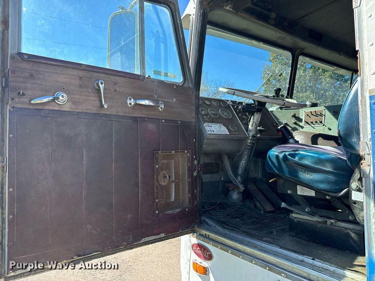 image for item MV9224 1972 Peterbilt  352 ST grain truck