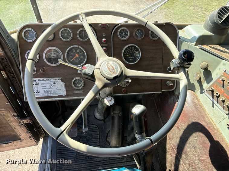 image for item MV9224 1972 Peterbilt  352 ST grain truck