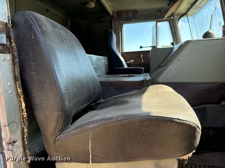 image for item MV9224 1972 Peterbilt  352 ST grain truck