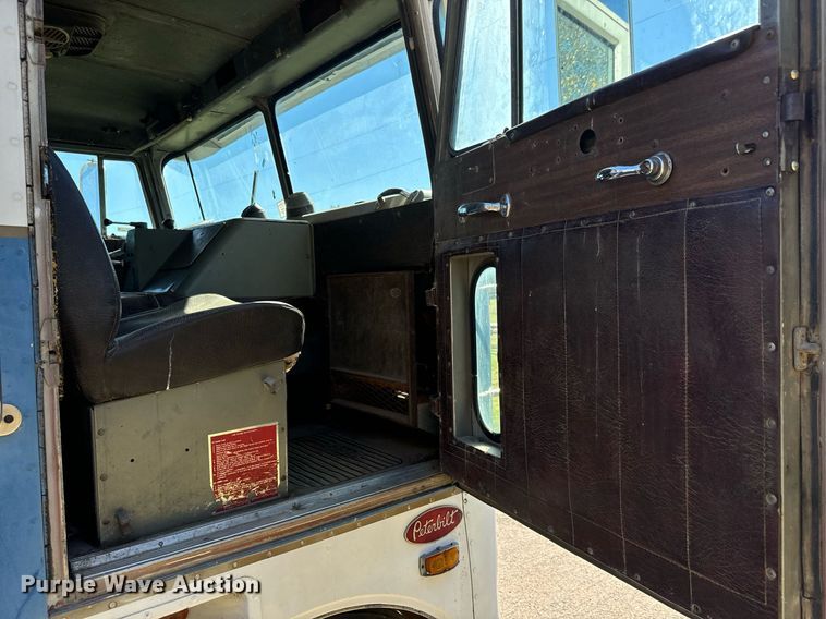 image for item MV9224 1972 Peterbilt  352 ST grain truck