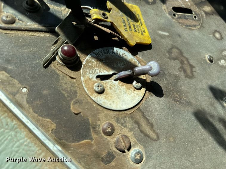 image for item MV9224 1972 Peterbilt  352 ST grain truck