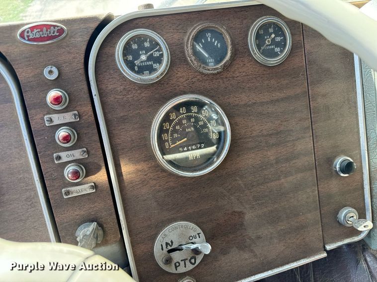 image for item MV9224 1972 Peterbilt  352 ST grain truck