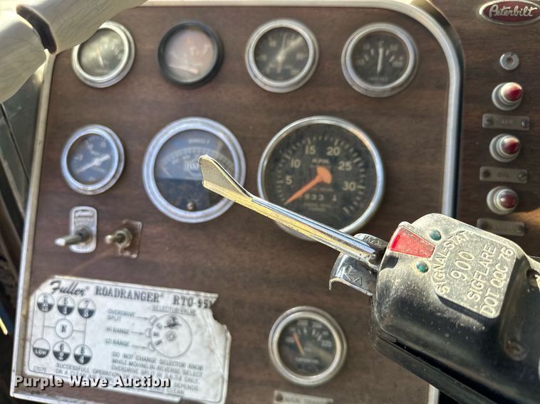 image for item MV9224 1972 Peterbilt  352 ST grain truck