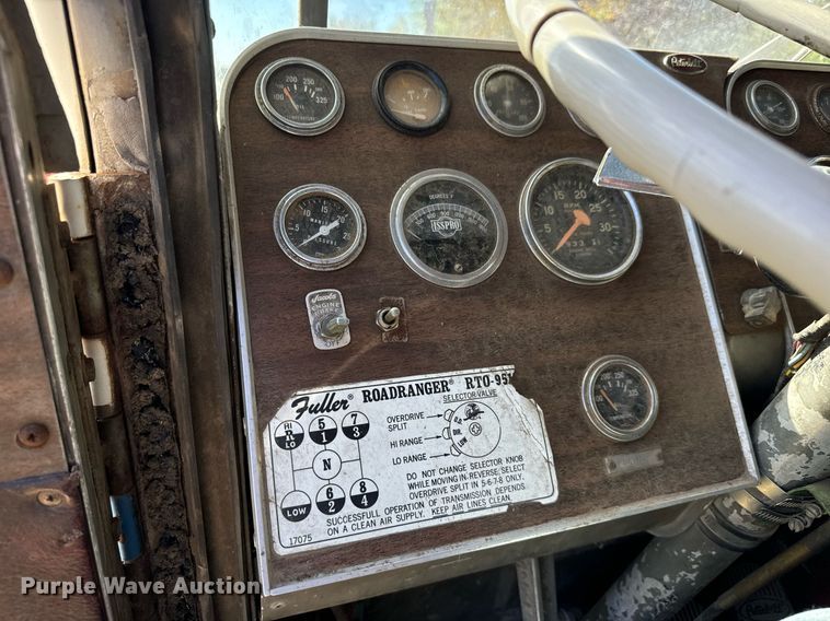 image for item MV9224 1972 Peterbilt  352 ST grain truck