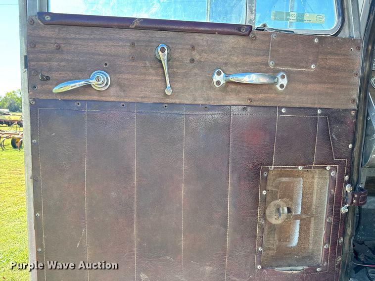 image for item MV9224 1972 Peterbilt  352 ST grain truck