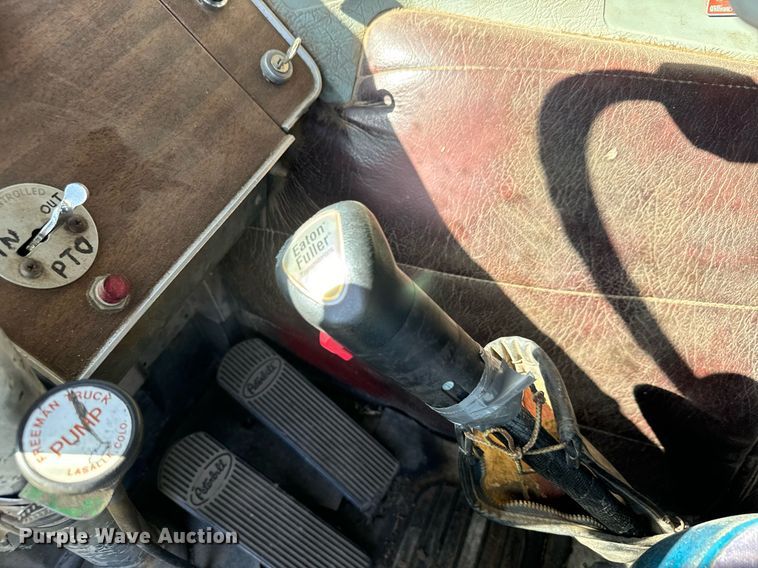 image for item MV9224 1972 Peterbilt  352 ST grain truck