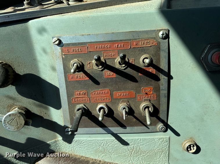 image for item MV9224 1972 Peterbilt  352 ST grain truck