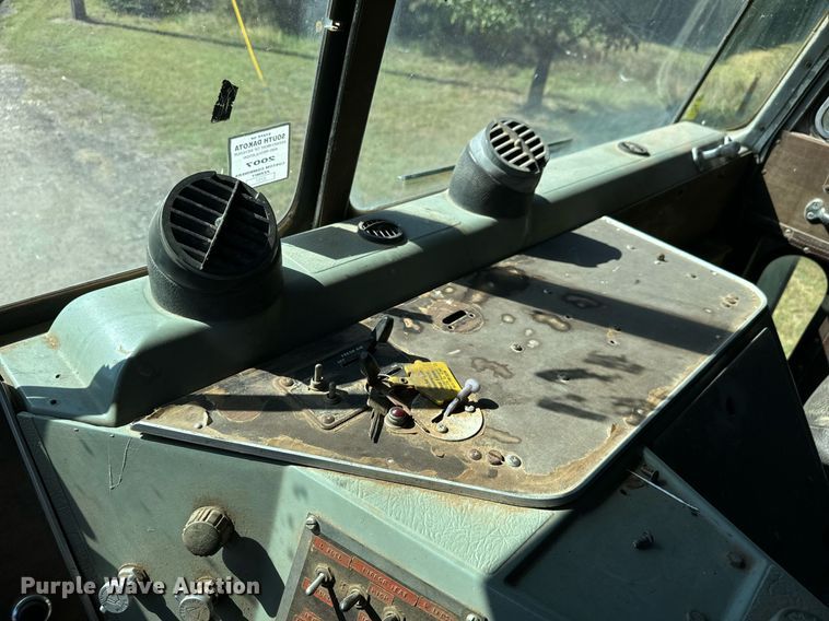 image for item MV9224 1972 Peterbilt  352 ST grain truck