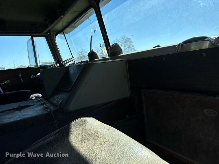 image for item MV9224 1972 Peterbilt  352 ST grain truck