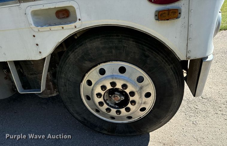 image for item MV9224 1972 Peterbilt  352 ST grain truck