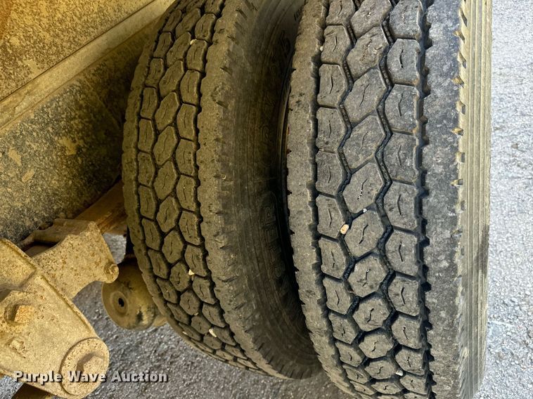 image for item MV9224 1972 Peterbilt  352 ST grain truck