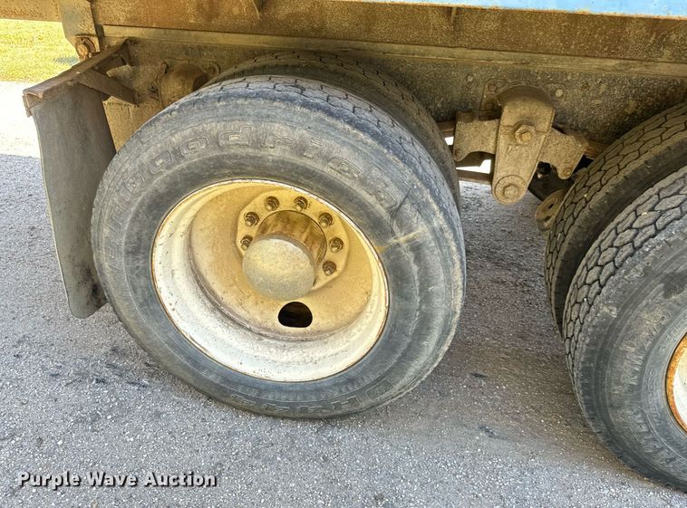 image for item MV9224 1972 Peterbilt  352 ST grain truck