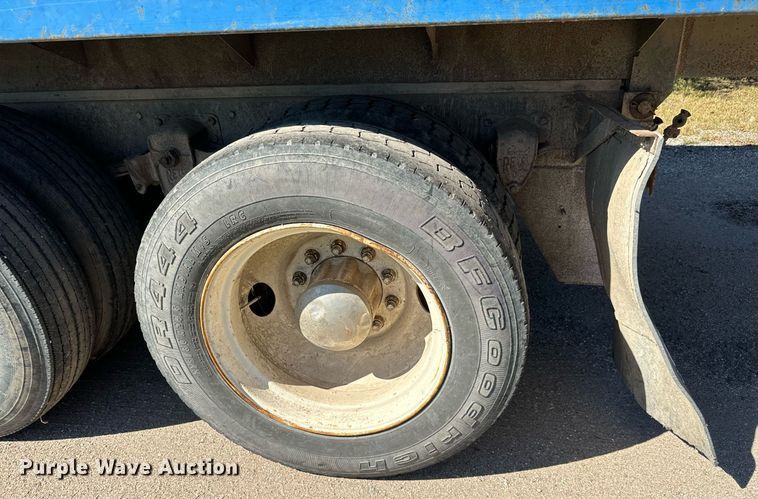 image for item MV9224 1972 Peterbilt  352 ST grain truck