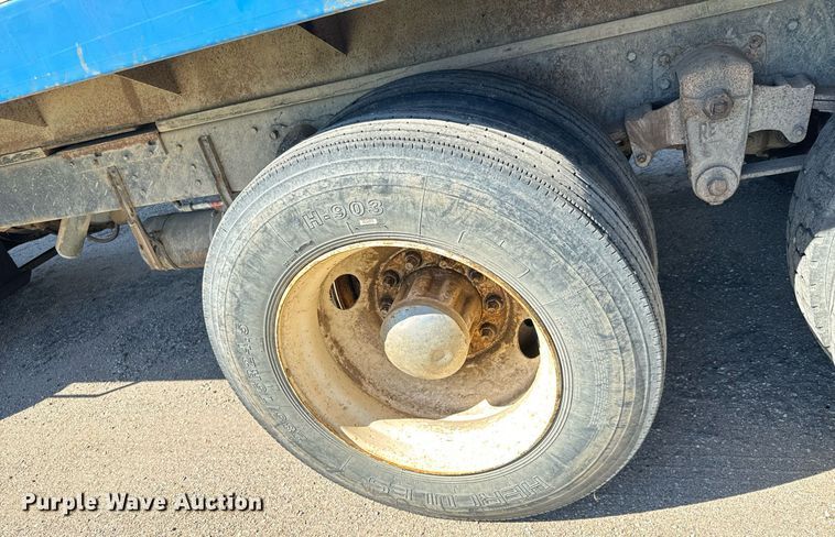 image for item MV9224 1972 Peterbilt  352 ST grain truck