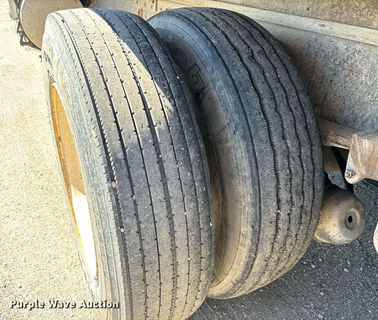 image for item MV9224 1972 Peterbilt  352 ST grain truck