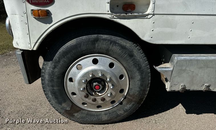 image for item MV9224 1972 Peterbilt  352 ST grain truck