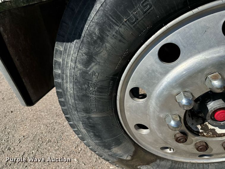 image for item MV9224 1972 Peterbilt  352 ST grain truck