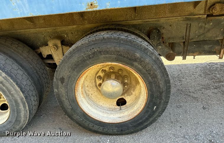 image for item MV9224 1972 Peterbilt  352 ST grain truck