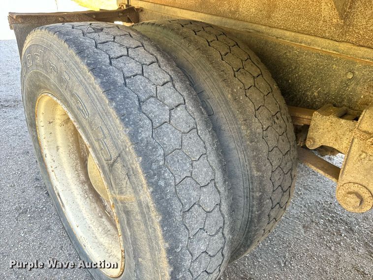 image for item MV9224 1972 Peterbilt  352 ST grain truck