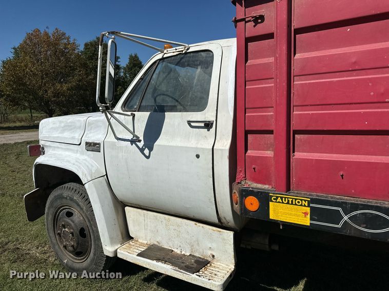 image for item MV9225 1974 GMC 6000 grain truck