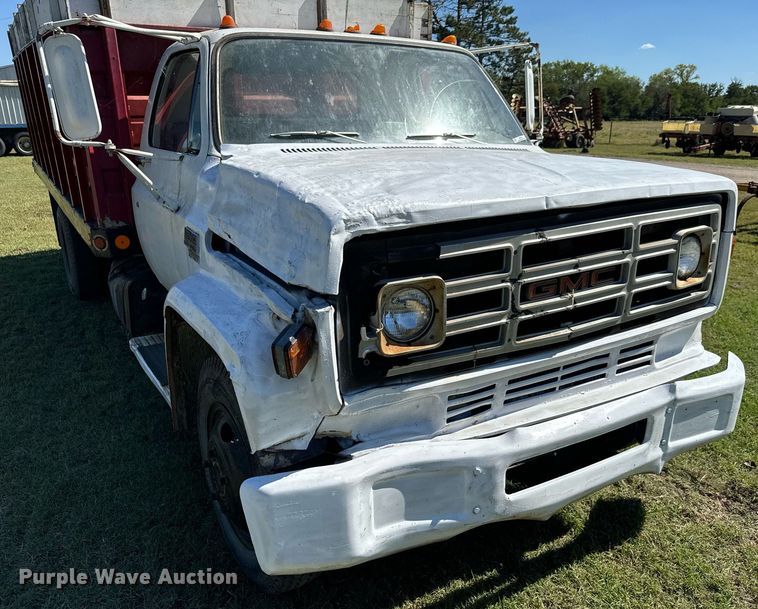 image for item MV9225 1974 GMC 6000 grain truck