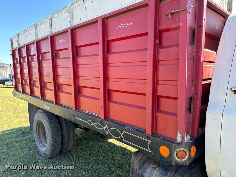 image for item MV9225 1974 GMC 6000 grain truck