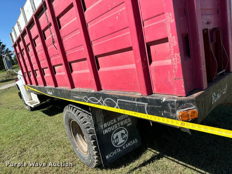 image for item MV9225 1974 GMC 6000 grain truck