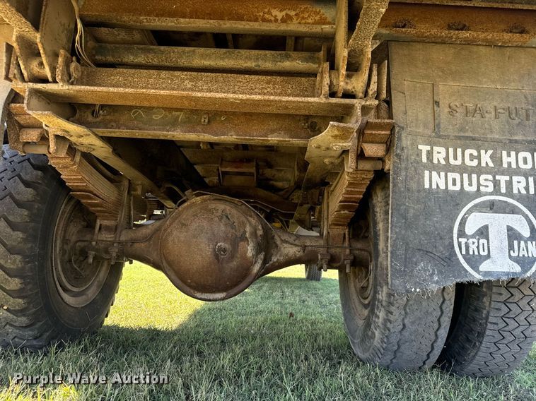 image for item MV9225 1974 GMC 6000 grain truck