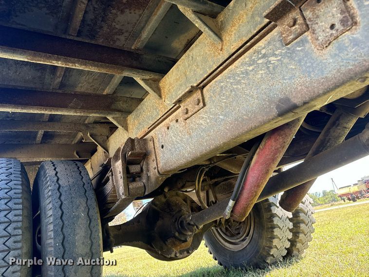 image for item MV9225 1974 GMC 6000 grain truck