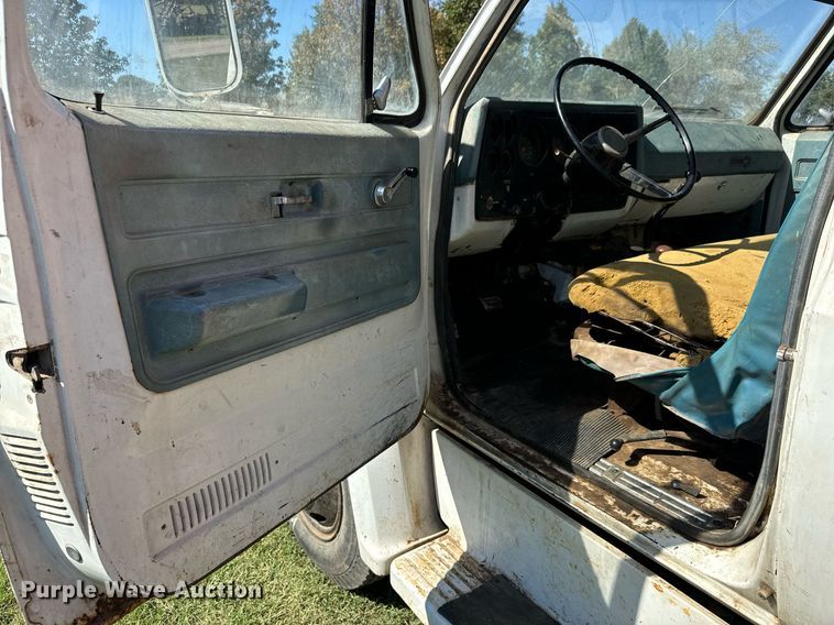 image for item MV9225 1974 GMC 6000 grain truck