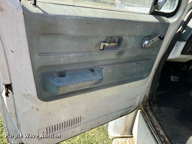 image for item MV9225 1974 GMC 6000 grain truck