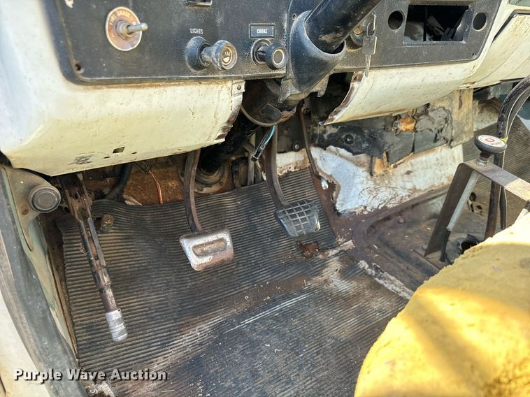 image for item MV9225 1974 GMC 6000 grain truck