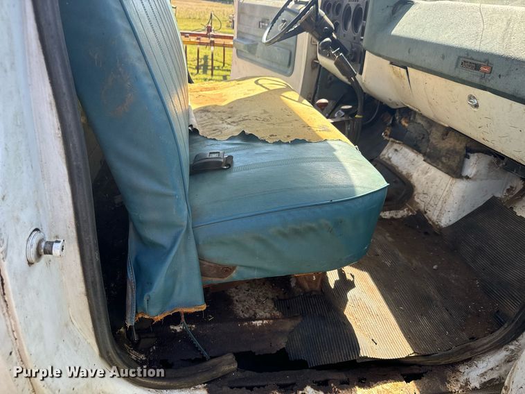 image for item MV9225 1974 GMC 6000 grain truck