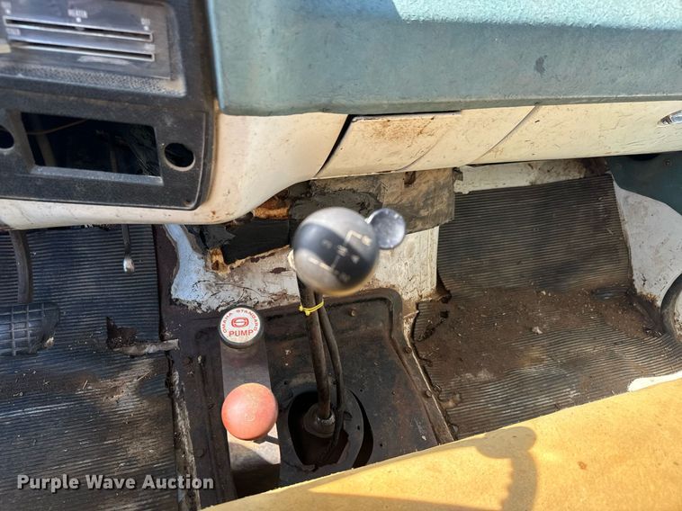 image for item MV9225 1974 GMC 6000 grain truck