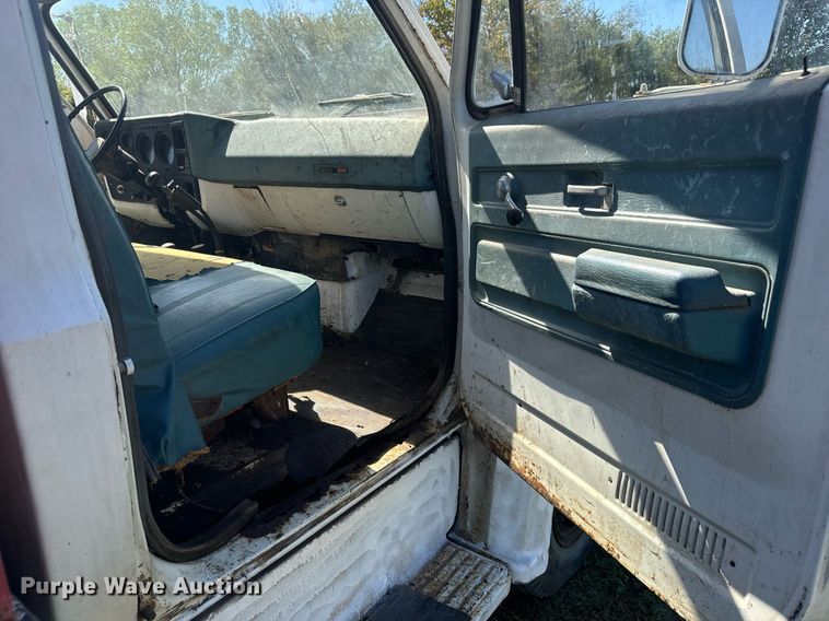 image for item MV9225 1974 GMC 6000 grain truck