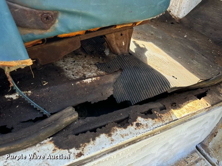 image for item MV9225 1974 GMC 6000 grain truck