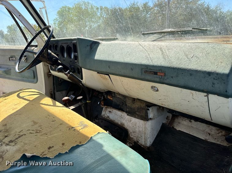 image for item MV9225 1974 GMC 6000 grain truck