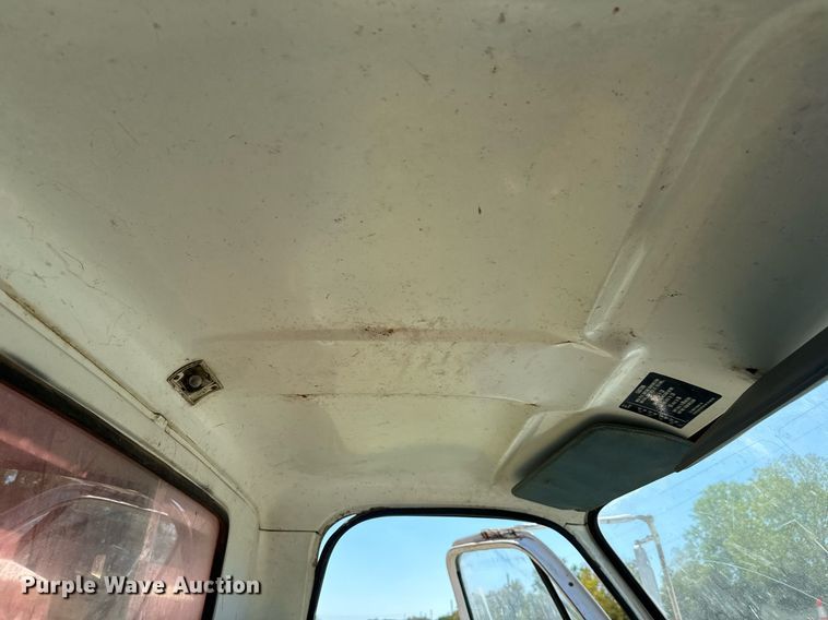 image for item MV9225 1974 GMC 6000 grain truck