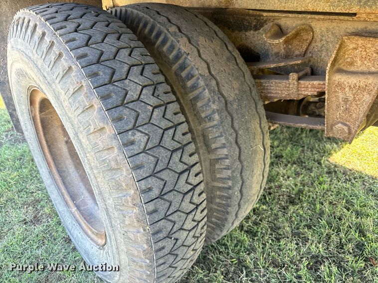 image for item MV9225 1974 GMC 6000 grain truck