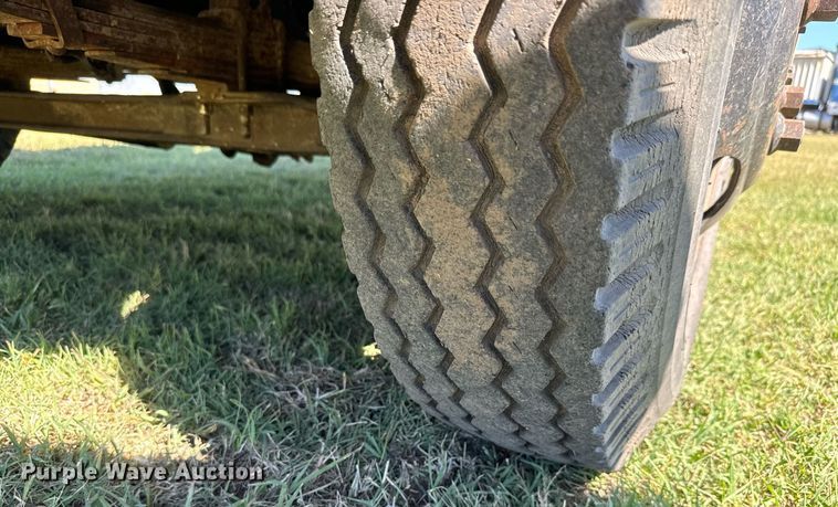 image for item MV9225 1974 GMC 6000 grain truck