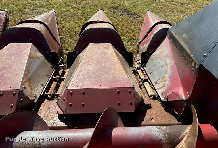 image for item MV9238 1998 Case IH 1063 corn head