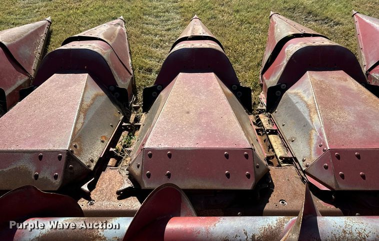 image for item MV9238 1998 Case IH 1063 corn head