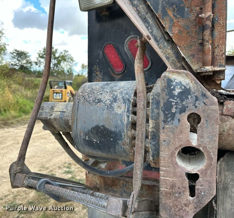 image for item DN0798 2012 Aulick live bottom trailer