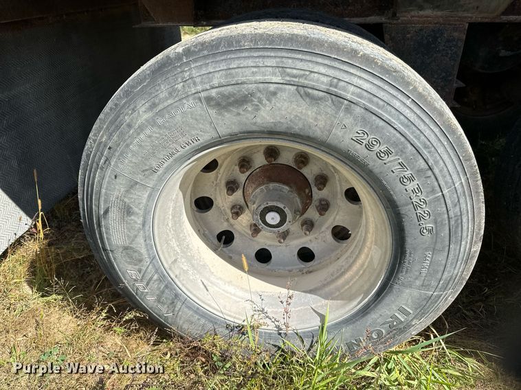 image for item DN0798 2012 Aulick live bottom trailer