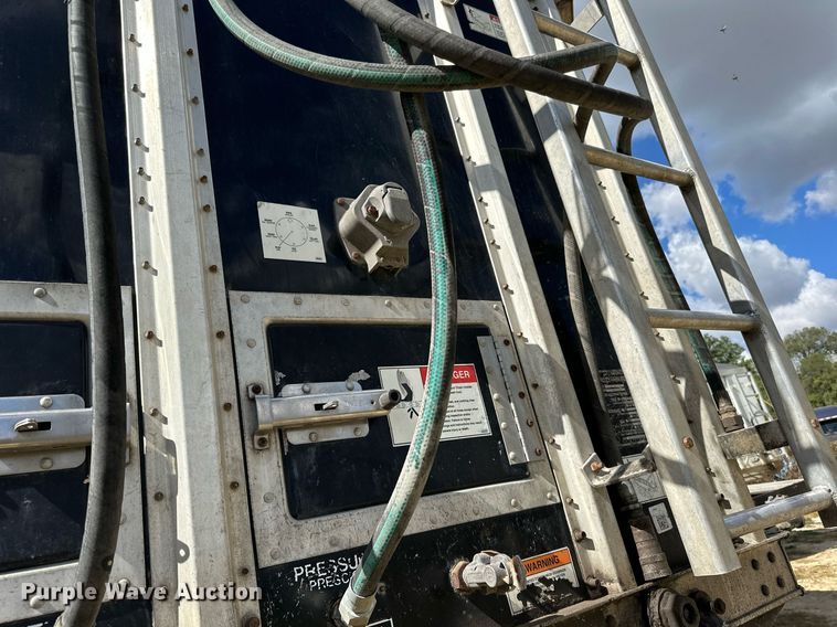 image for item DN0799 2015 Valley Farm Industries  Aulick live bottom trailer