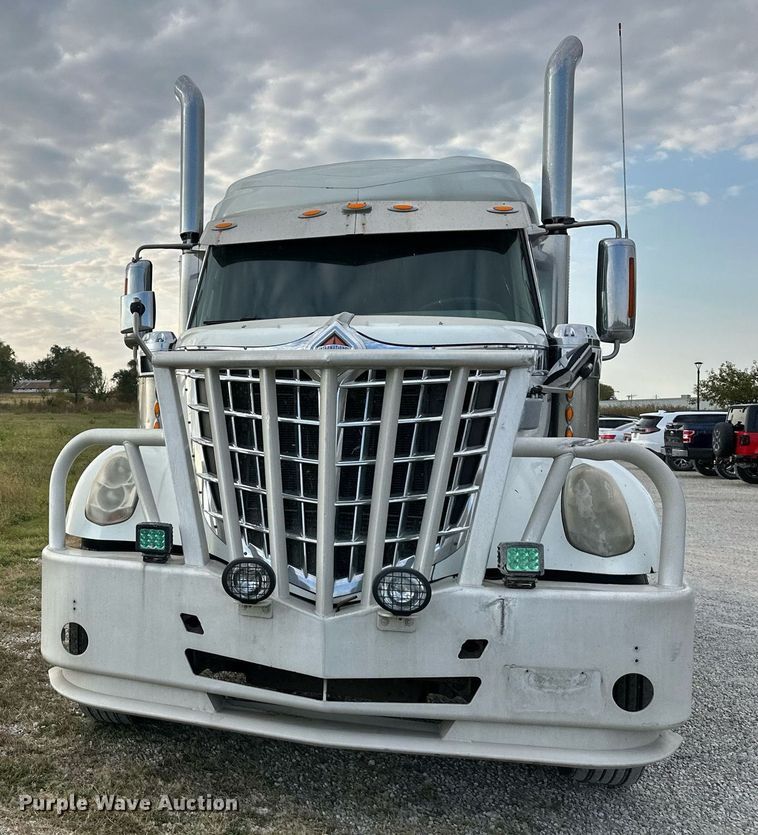 image for item DR2722 2015 International  Lonestar  semi truck